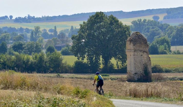 Cycliste et pile gallo-romaine sur la route de la V82